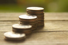 Angled view of increasing stacks of quarters Free photo of increasing stacks of quarters with background bokeh angled view